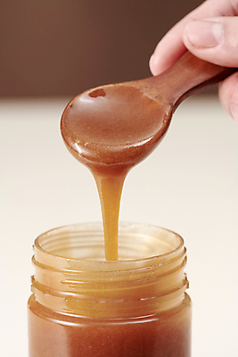 포토 JPG 손가락 들기 근접촬영 사람없음 신체부위 숟가락 흐름 오브젝트 꿀 꿀단지 갈색배경 국내포토 손 뷰포인트 백그라운드 컨셉 모션 수저 사람 갈색 파일형식