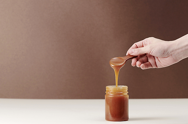 포토 JPG 손 들기 사람없음 신체부위 숟가락 흐름 오브젝트 꿀 꿀단지 갈색배경 국내포토 백그라운드 컨셉 모션 수저 사람 갈색 파일형식