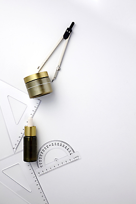 포토 JPG 컨셉 사람없음 화장품 오브젝트 흰배경 삼각자 컴파스 각도기 카피스페이스 국내포토 백그라운드 문구용품 자 뷰티 공백 흰색 파일형식