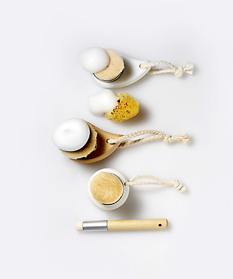 포토 JPG 사람없음 위생용품 뷰티 화장품 크림 오브젝트 흰배경 일렬 비누거품 스펀지 자기관리 모공브러쉬 국내포토 생활용품 백그라운드 거품 흰색 세안용품 파일형식