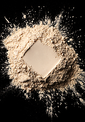 포토 JPG 검은배경 사람없음 뷰티 화장품 가루 오브젝트 베이지색 자기관리 파우더팩트 파운데이션 국내포토 컬러 백그라운드 검은색 파일형식