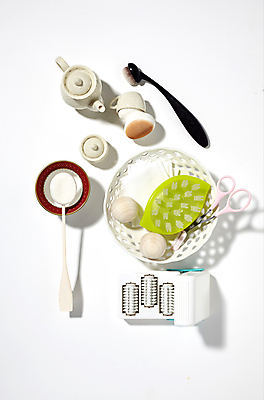 포토 JPG 그림자 사람없음 뷰티 바구니 화장품 미용용품 찻잔 찻주전자 오브젝트 흰배경 담기 퍼프 마사지롤러 미용가위 브러쉬빗 자기관리 파우더퍼프 국내포토 백그라운드 모션 주전자 잔 가위_도구 흰색 파일형식