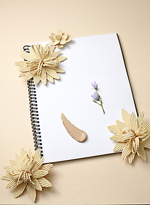 포토 JPG 사람없음 오브젝트 질감 스프링노트 종이꽃 파운데이션 베이지색배경 국내포토 꽃 백그라운드 공책 화장품 베이지색 파일형식