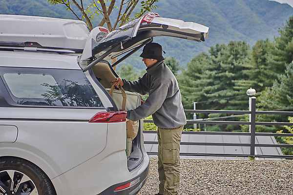 포토 JPG 주간 남자 여행 가방 한명 들기 성인 야외 옆모습 30대 청춘 캠핑 한국인 짐 캠핑장 힐링 꺼내기 자동차트렁크 성인남자한명만 국내포토 자연요소 1 잡화 뷰포인트 컨셉 모션 자동차 레저 사람 동양인 장년 남자한명만 성인남자만 파일형식