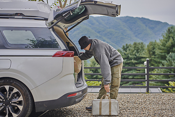 포토 JPG 주간 전신 남자 여행 가방 허리숙이기 한명 들기 성인 야외 옆모습 30대 청춘 캠핑 한국인 짐 캠핑장 힐링 꺼내기 자동차트렁크 성인남자한명만 국내포토 자연요소 1 잡화 뷰포인트 컨셉 모션 자동차 레저 숙이기 사람 동양인 장년 남자한명만 성인남자만 파일형식