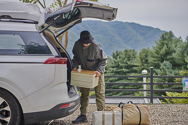 포토 JPG 주간 전신 남자 여행 가방 한명 들기 성인 야외 앞모습 옆모습 30대 청춘 상자 캠핑 한국인 짐 캠핑장 힐링 꺼내기 자동차트렁크 성인남자한명만 캠핑박스 국내포토 자연요소 1 잡화 뷰포인트 컨셉 모션 자동차 레저 캠핑도구 사람 동양인 장년 남자한명만 성인남자만 파일형식