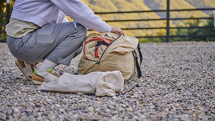 포토 JPG 주간 여자 여행 가방 텐트 한명 성인 야외 옆모습 30대 청춘 캠핑 한국인 하반신 캠핑장 준비 힐링 웅크림 꺼내기 성인여자한명만 국내포토 자연요소 1 잡화 뷰포인트 컨셉 모션 레저 캠핑도구 사람 동양인 장년 여자한명만 성인여자만 파일형식