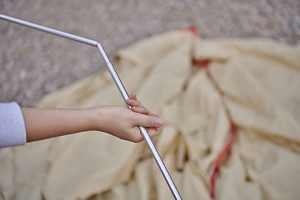 포토 JPG 주간 손 여행 텐트 들기 근접촬영 야외 아웃포커스 신체부위 청춘 캠핑 도구 캠핑장 힐링 설치 국내포토 자연요소 뷰포인트 컨셉 모션 레저 촬영기법 캠핑도구 사람 파일형식