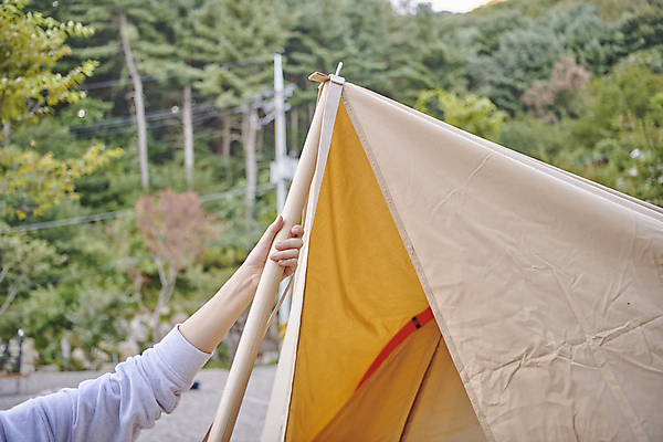 포토 JPG 주간 손 여행 텐트 근접촬영 야외 아웃포커스 신체부위 청춘 캠핑 잡기 캠핑장 힐링 설치 국내포토 자연요소 뷰포인트 컨셉 모션 레저 촬영기법 캠핑도구 사람 파일형식