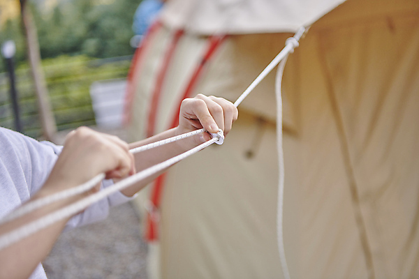 포토 JPG 주간 손 밧줄 여행 텐트 근접촬영 야외 아웃포커스 신체부위 청춘 캠핑 잡기 캠핑장 힐링 설치 국내포토 자연요소 줄 뷰포인트 컨셉 모션 레저 촬영기법 캠핑도구 사람 파일형식