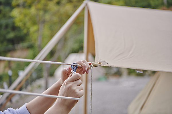 포토 JPG 주간 손 밧줄 여행 텐트 근접촬영 야외 아웃포커스 신체부위 청춘 캠핑 잡기 캠핑장 힐링 설치 국내포토 자연요소 줄 뷰포인트 컨셉 모션 레저 촬영기법 캠핑도구 사람 파일형식