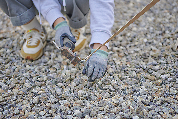 포토 JPG 주간 손 여행 발 텐트 들기 근접촬영 야외 신체부위 청춘 캠핑 잡기 망치 캠핑장 힐링 설치 국내포토 자연요소 뷰포인트 컨셉 모션 레저 캠핑도구 사람 공구 파일형식