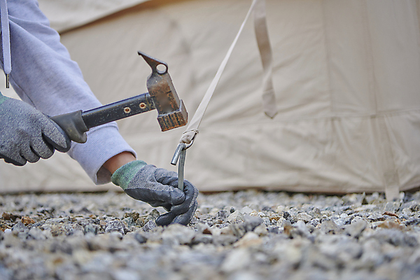 포토 JPG 주간 손 여행 장갑 텐트 들기 근접촬영 야외 신체부위 청춘 캠핑 잡기 소프트포커스 망치 캠핑장 힐링 망치질 설치 국내포토 자연요소 잡화 뷰포인트 컨셉 모션 레저 촬영기법 캠핑도구 사람 공구 파일형식