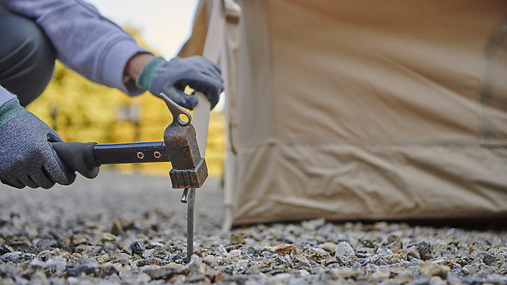 포토 JPG 주간 손 여행 텐트 들기 근접촬영 야외 신체부위 청춘 캠핑 잡기 망치 캠핑장 힐링 망치질 설치 국내포토 자연요소 뷰포인트 컨셉 모션 레저 캠핑도구 사람 공구 파일형식