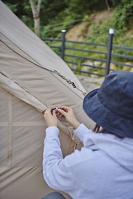 포토 JPG 주간 여자 여행 텐트 한명 상반신 성인 야외 뒷모습 아웃포커스 30대 청춘 캠핑 한국인 잡기 캠핑장 힐링 설치 성인여자한명만 국내포토 자연요소 1 뷰포인트 컨셉 모션 레저 촬영기법 캠핑도구 사람 동양인 장년 여자한명만 성인여자만 파일형식