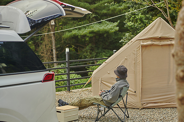 포토 JPG 주간 전신 나무 남자 여행 자동차 휴식 텐트 한명 앉기 성인 야외 옆모습 뒷모습 30대 청춘 캠핑 한국인 캠핑장 힐링 성인남자한명만 캠핑의자 국내포토 자연요소 식물 1 육상교통 뷰포인트 컨셉 의자 모션 레저 캠핑도구 사람 동양인 장년 남자한명만 성인남자만 파일형식