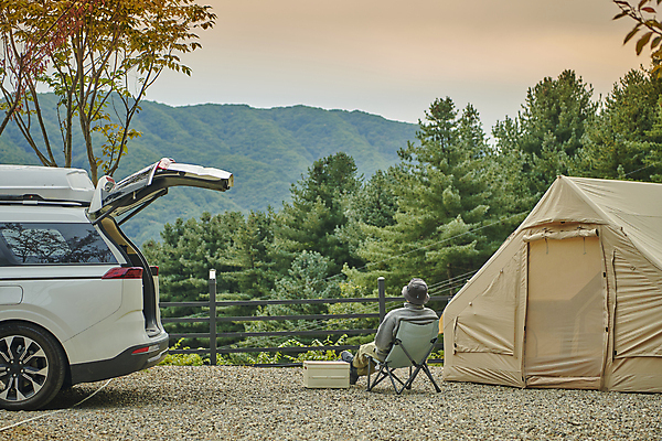 포토 JPG 주간 전신 나무 남자 여행 자동차 휴식 텐트 한명 앉기 풍경 성인 야외 뒷모습 30대 청춘 노을 캠핑 한국인 캠핑장 힐링 성인남자한명만 캠핑의자 국내포토 자연요소 식물 1 육상교통 뷰포인트 컨셉 의자 모션 레저 캠핑도구 사람 동양인 장년 남자한명만 성인남자만 파일형식