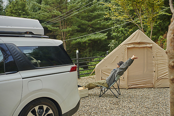 포토 JPG 주간 전신 남자 여행 자동차 휴식 텐트 한명 앉기 성인 야외 옆모습 30대 청춘 캠핑 한국인 캠핑장 기지개 힐링 성인남자한명만 캠핑의자 국내포토 자연요소 1 육상교통 뷰포인트 컨셉 의자 모션 레저 캠핑도구 사람 동양인 장년 남자한명만 성인남자만 파일형식