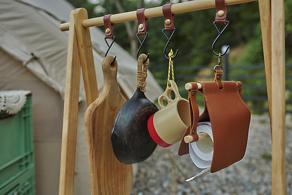 포토 JPG 주간 매달리기 캠핑도구 근접촬영 사람없음 야외 아웃포커스 캠핑 머그컵 프라이팬 캠핑장 오브젝트 잡동사니 나무도마 두루마리화장지 국내포토 자연요소 뷰포인트 모션 주방용품 레저 도마 촬영기법 목재 컵 도구 화장지 파일형식