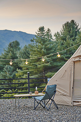 포토 JPG 주간 의자 조명 텐트 사람없음 야외 노을 캠핑 캠핑장 오브젝트 잡동사니 알전구 야외테이블 조명장식 캠핑의자 국내포토 자연요소 가구 전구 탁자 레저 캠핑도구 장식 파일형식