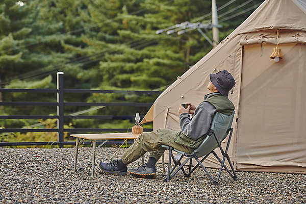 포토 JPG 주간 남자 커피 여행 휴식 텐트 한명 들기 앉기 성인 야외 옆모습 아웃포커스 30대 청춘 캠핑 한국인 머그컵 캠핑장 힐링 야외테이블 성인남자한명만 캠핑의자 국내포토 자연요소 1 음료 뷰포인트 컨셉 의자 모션 탁자 레저 촬영기법 캠핑도구 사람 동양인 컵 장년 남자한명만 성인남자만 파일형식