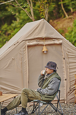 포토 JPG 주간 전신 남자 커피 여행 휴식 텐트 한명 들기 앉기 성인 야외 옆모습 아웃포커스 30대 청춘 캠핑 한국인 머그컵 캠핑장 힐링 야외테이블 성인남자한명만 캠핑의자 국내포토 자연요소 1 음료 뷰포인트 컨셉 의자 모션 탁자 레저 촬영기법 캠핑도구 사람 동양인 컵 장년 남자한명만 성인남자만 파일형식