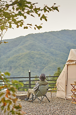 포토 JPG 주간 전신 남자 여행 휴식 나뭇잎 산 텐트 한명 앉기 풍경 성인 야외 뒷모습 30대 청춘 캠핑 한국인 소프트포커스 캠핑장 힐링 성인남자한명만 캠핑의자 국내포토 자연요소 1 뷰포인트 컨셉 잎 의자 모션 레저 촬영기법 캠핑도구 사람 동양인 장년 남자한명만 성인남자만 파일형식