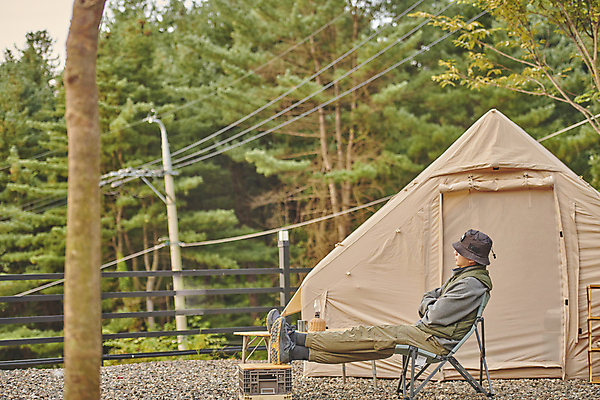 포토 JPG 주간 전신 나무 남자 여행 휴식 텐트 한명 앉기 성인 야외 옆모습 30대 청춘 팔짱 캠핑 한국인 캠핑장 힐링 야외테이블 성인남자한명만 캠핑의자 국내포토 자연요소 식물 1 뷰포인트 컨셉 의자 모션 탁자 레저 캠핑도구 사람 동양인 장년 남자한명만 성인남자만 파일형식