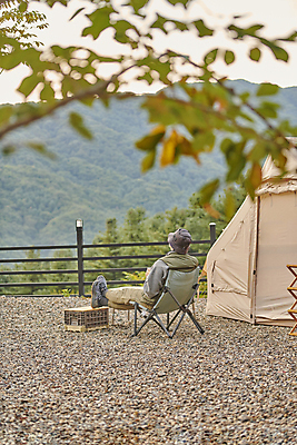 포토 JPG 주간 남자 여행 휴식 나뭇잎 텐트 한명 풍경 성인 야외 뒷모습 30대 청춘 캠핑 한국인 소프트포커스 캠핑장 힐링 성인남자한명만 캠핑의자 국내포토 자연요소 1 뷰포인트 컨셉 잎 의자 레저 촬영기법 캠핑도구 사람 동양인 장년 남자한명만 성인남자만 파일형식