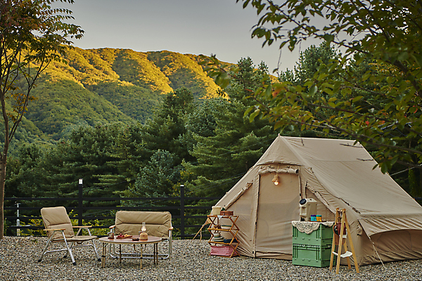 포토 JPG 주간 텐트 캠핑도구 사람없음 야외 노을 캠핑 캠핑장 오브젝트 잡동사니 야외테이블 캠핑의자 국내포토 자연요소 의자 탁자 레저 도구 파일형식