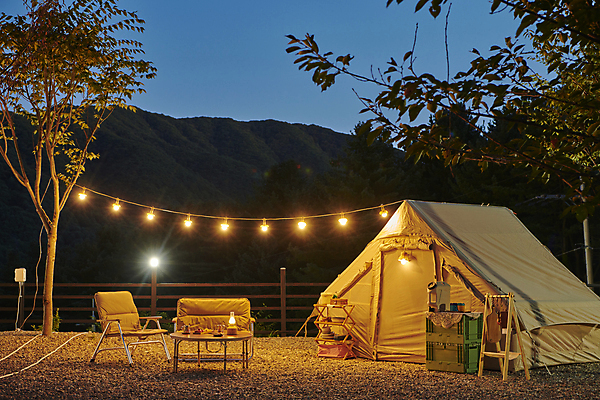 포토 JPG 텐트 캠핑도구 사람없음 야외 어둠 캠핑 야간 캠핑장 오브젝트 잡동사니 야외테이블 조명장식 캠핑의자 국내포토 자연요소 의자 탁자 레저 조명 장식 도구 파일형식