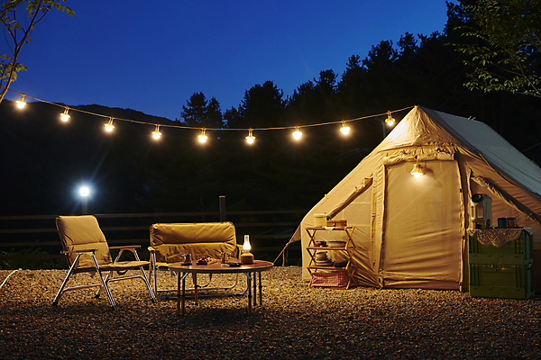 포토 JPG 텐트 캠핑도구 사람없음 야외 어둠 캠핑 야간 캠핑장 오브젝트 잡동사니 야외테이블 조명장식 캠핑의자 국내포토 자연요소 의자 탁자 레저 조명 장식 도구 파일형식