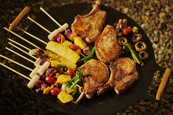 포토 JPG 육류 사람없음 야외 아웃포커스 어둠 캠핑 꼬치 그릴 야간 바비큐 캠핑장 꼬치구이 토마호크 국내포토 자연요소 음식 식재료 주방용품 레저 촬영기법 구이 파일형식