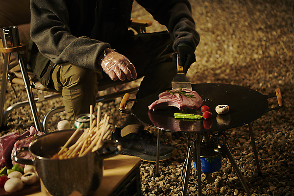 포토 JPG 남자 육류 한명 들기 앉기 상반신 성인 야외 옆모습 30대 식사 어둠 캠핑 한국인 꼬치 그릴 야간 굽기 캠핑장 오브젝트 뒤집개 잡동사니 비닐장갑 성인남자한명만 캠핑의자 토마호크 국내포토 자연요소 1 뷰포인트 장갑 의자 식재료 모션 주방용품 레저 캠핑도구 사람 동양인 장년 구이 남자한명만 성인남자만 파일형식