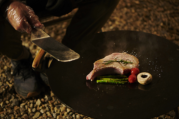 포토 JPG 그릇 식기 육류 들기 야외 앞모습 신체부위 식사 어둠 캠핑 하반신 다리 그릴 야간 굽기 캠핑장 오브젝트 뒤집개 잡동사니 비닐장갑 토마호크 국내포토 자연요소 뷰포인트 장갑 식재료 모션 주방용품 레저 사람 구이 파일형식