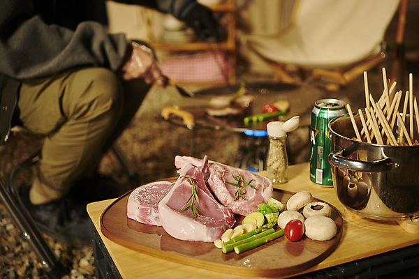 포토 JPG 그릇 식기 남자 식재료 육류 한명 들기 앉기 성인 야외 옆모습 30대 식사 캠핑 한국인 하반신 야간 캠핑장 오브젝트 잡동사니 성인남자한명만 캠핑의자 토마호크 국내포토 자연요소 1 뷰포인트 의자 모션 레저 캠핑도구 사람 동양인 장년 남자한명만 성인남자만 파일형식