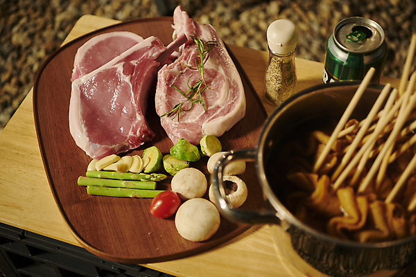 포토 JPG 채소 식재료 육류 사람없음 야외 아웃포커스 식사 캠핑 냄비 야간 어묵꼬치 캠핑장 오브젝트 양념통 양송이 캔맥주 나무도마 토마호크 국내포토 자연요소 레저 도마 맥주 촬영기법 통 목재 버섯 양념 꼬치 캔 솥 어묵 파일형식