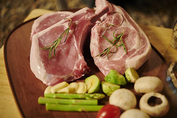 포토 JPG 그릇 채소 육류 사람없음 야외 아웃포커스 식사 캠핑 야간 캠핑장 오브젝트 양송이 로즈메리 잡동사니 나무도마 토마호크 국내포토 자연요소 식기 식재료 레저 도마 촬영기법 목재 버섯 허브 파일형식