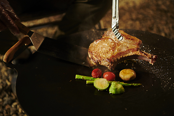 포토 JPG 채소 집게 육류 사람없음 야외 식사 어둠 캠핑 그릴 야간 굽기 캠핑장 오브젝트 뒤집개 토마호크 국내포토 자연요소 식재료 주방용품 레저 구이 파일형식