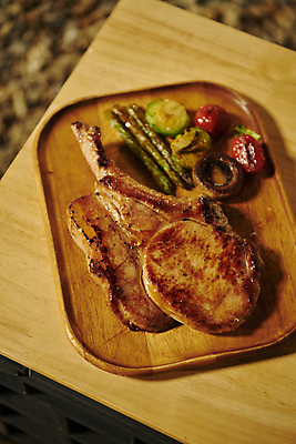 포토 JPG 채소 육류 스테이크 근접촬영 사람없음 야외 아웃포커스 캠핑 야간 구이 캠핑장 나무쟁반 토마호크 국내포토 자연요소 음식 뷰포인트 식재료 레저 쟁반 서양음식 촬영기법 목재 파일형식