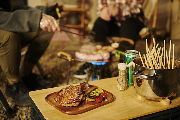 포토 JPG 손 커플 여자 남자 40대 중년 집게 육류 스테이크 들기 앉기 성인 야외 두명 앞모습 옆모습 아웃포커스 30대 식사 어둠 캠핑 한국인 하반신 꼬치 냄비 야간 굽기 캠핑장 오브젝트 양념통 캔맥주 나무쟁반 토마호크 국내포토 자연요소 뷰포인트 식재료 관계 모션 레저 맥주 쟁반 서양음식 촬영기법 통 사람 동양인 목재 신체부위 장년 양념 캔 솥 구이 파일형식