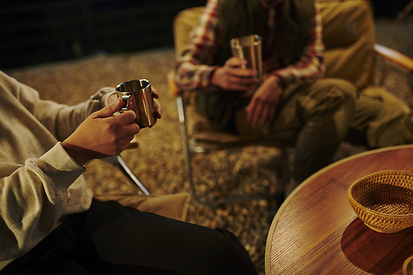 포토 JPG 식기 손 여자 남자 40대 중년 여행 대화 들기 앉기 상반신 성인 야외 두명 앞모습 옆모습 30대 친구 어둠 캠핑 한국인 머그컵 야간 캠핑장 오브젝트 야외테이블 캠핑의자 국내포토 자연요소 뷰포인트 의자 관계 모션 탁자 레저 캠핑도구 말하기 사람 동양인 신체부위 컵 장년 파일형식