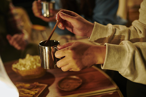 포토 JPG 그릇 손 여자 남자 40대 중년 여행 들기 상반신 성인 야외 앞모습 옆모습 아웃포커스 신체부위 세명 30대 숟가락 어둠 캠핑 한국인 머그컵 야간 캠핑장 오브젝트 국내포토 자연요소 식기 뷰포인트 모션 레저 촬영기법 수저 사람 동양인 컵 장년 파일형식