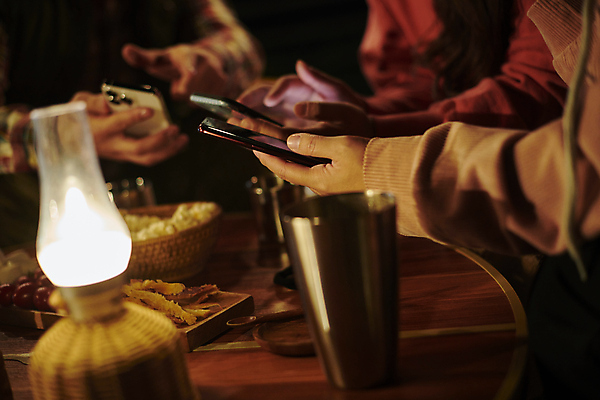 포토 JPG 손 여자 남자 40대 중년 여행 대화 들기 상반신 성인 야외 두명 앞모습 옆모습 신체부위 30대 스마트폰 어둠 캠핑 한국인 램프 야간 캠핑장 오브젝트 소통 국내포토 자연요소 뷰포인트 컨셉 모션 레저 조명 말하기 사람 동양인 장년 핸드폰 스마트기기 파일형식