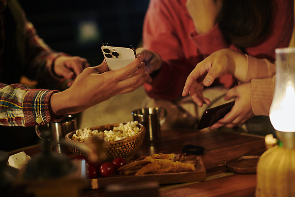 포토 JPG 손 여자 남자 40대 중년 여행 대화 들기 상반신 성인 야외 두명 앞모습 옆모습 아웃포커스 신체부위 30대 스마트폰 어둠 캠핑 한국인 램프 가리킴 야간 소프트포커스 캠핑장 오브젝트 소통 국내포토 자연요소 뷰포인트 컨셉 모션 레저 조명 촬영기법 말하기 사람 동양인 손짓 장년 핸드폰 스마트기기 파일형식