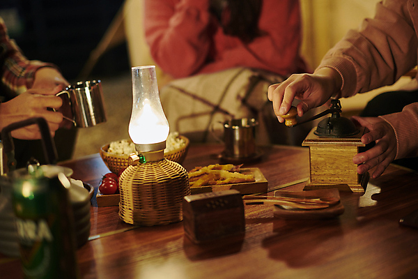 포토 JPG 손 여자 남자 40대 중년 여행 앉기 상반신 성인 야외 두명 앞모습 아웃포커스 신체부위 30대 어둠 캠핑 한국인 램프 잡기 야간 소프트포커스 캠핑장 오브젝트 그라인더 야외테이블 국내포토 자연요소 뷰포인트 모션 탁자 레저 조명 촬영기법 사람 동양인 장년 커피용품 파일형식