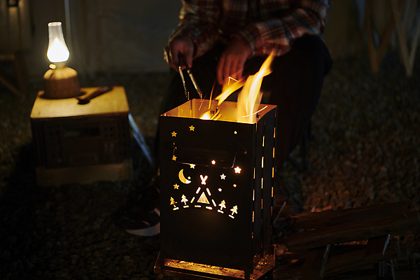 포토 JPG 남자 불 휴식 집게 한명 들기 앉기 성인 야외 30대 어둠 캠핑 한국인 하반신 램프 야간 캠핑장 화로 성인남자한명만 국내포토 자연요소 1 그릇 컨셉 모션 레저 조명 사람 동양인 장년 남자한명만 성인남자만 파일형식