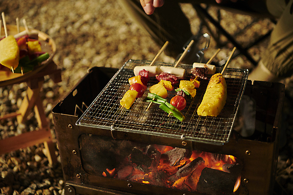 포토 JPG 손 남자 불 휴식 한명 앉기 성인 야외 아웃포커스 30대 어둠 캠핑 한국인 하반신 다리 그릴 야간 굽기 캠핑장 화로 꼬치구이 성인남자한명만 캠핑의자 국내포토 자연요소 1 그릇 컨셉 의자 모션 주방용품 레저 촬영기법 캠핑도구 사람 동양인 신체부위 장년 꼬치 구이 남자한명만 성인남자만 파일형식