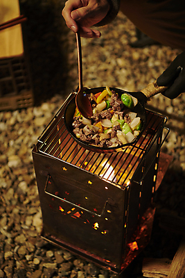 포토 JPG 손 불 스테이크 야외 신체부위 어둠 캠핑 잡기 프라이팬 그릴 야간 떡볶이 캠핑장 화로 나무주걱 국내포토 자연요소 그릇 모션 주방용품 레저 서양음식 사람 목재 분식 주걱 파일형식