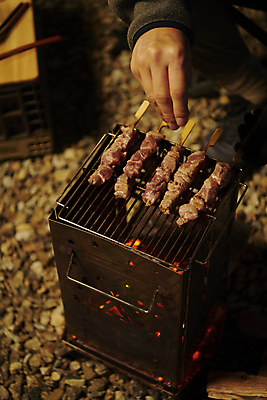 포토 JPG 손 불 야외 신체부위 어둠 캠핑 잡기 꼬치 그릴 야간 굽기 캠핑장 화로 꼬치구이 국내포토 자연요소 그릇 모션 주방용품 레저 사람 구이 파일형식